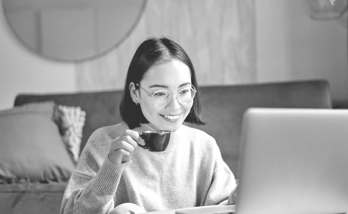 Person arbeitet an finanzieller Planung mit modernen Tools